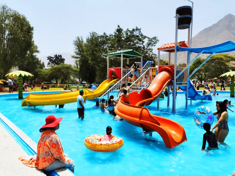 Parque acuático para niños del club Toboganes de Santa Ana Peru